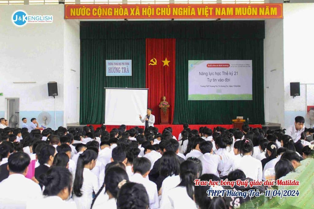 Hình 1 - J&K English trao học bổng Matilda tại trường THPT Hương Trà, Huế