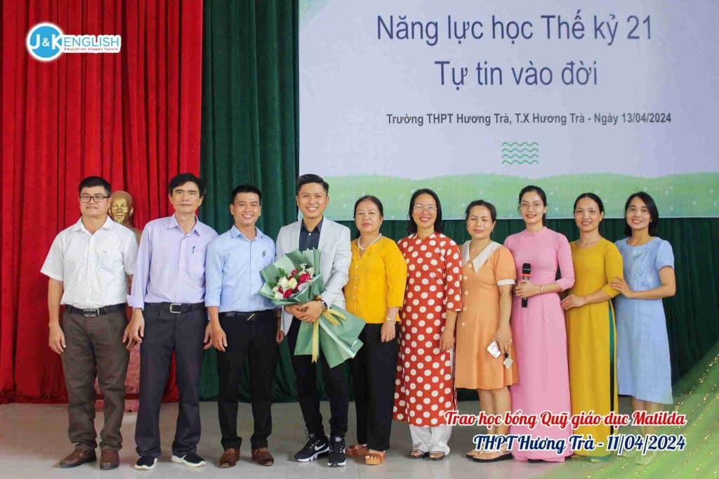 Hình 5 - J&K English trao học bổng Matilda tại trường THPT Hương Trà, Huế